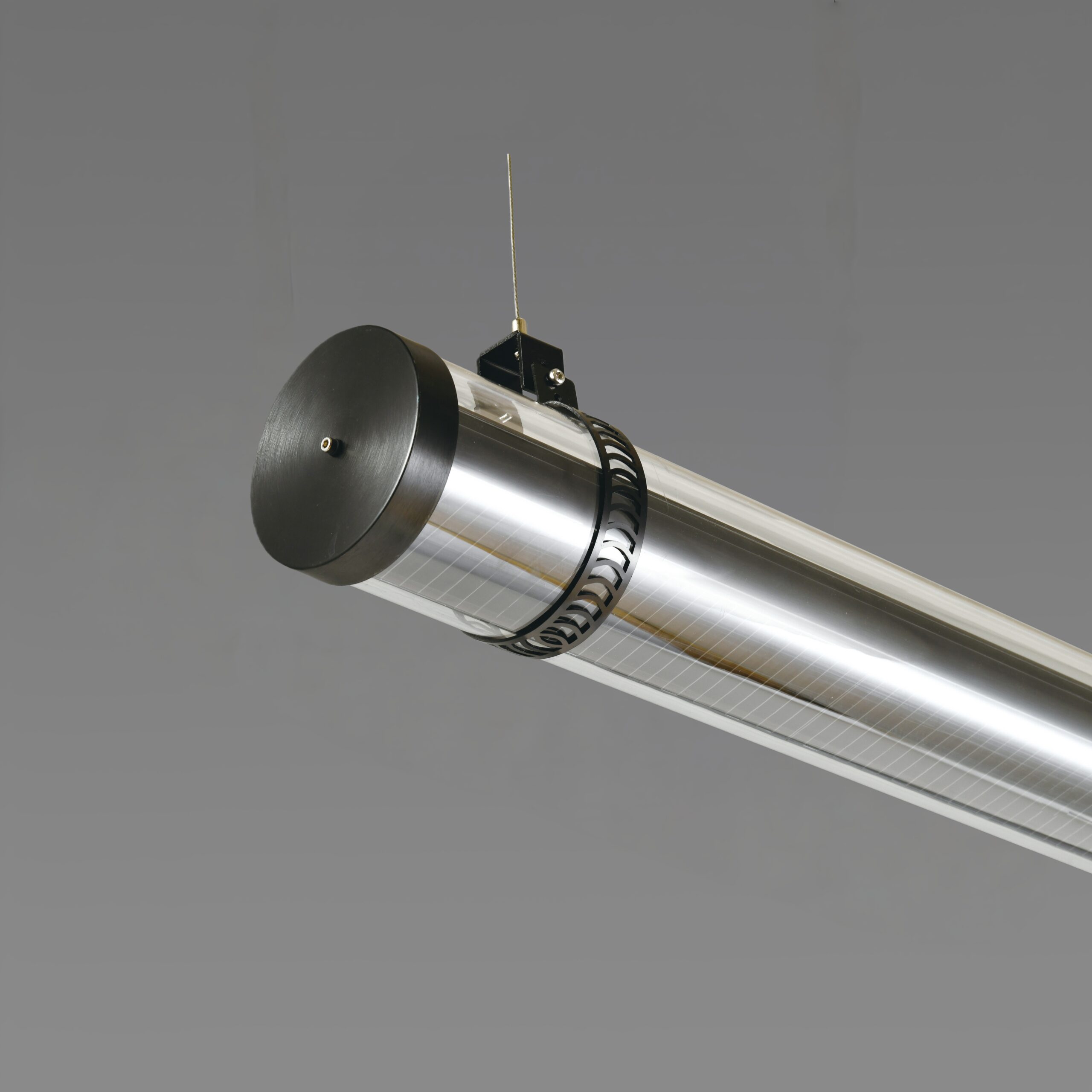 MANI Architectural tubular luminaire with linear directional emission and glare-controlled optic
