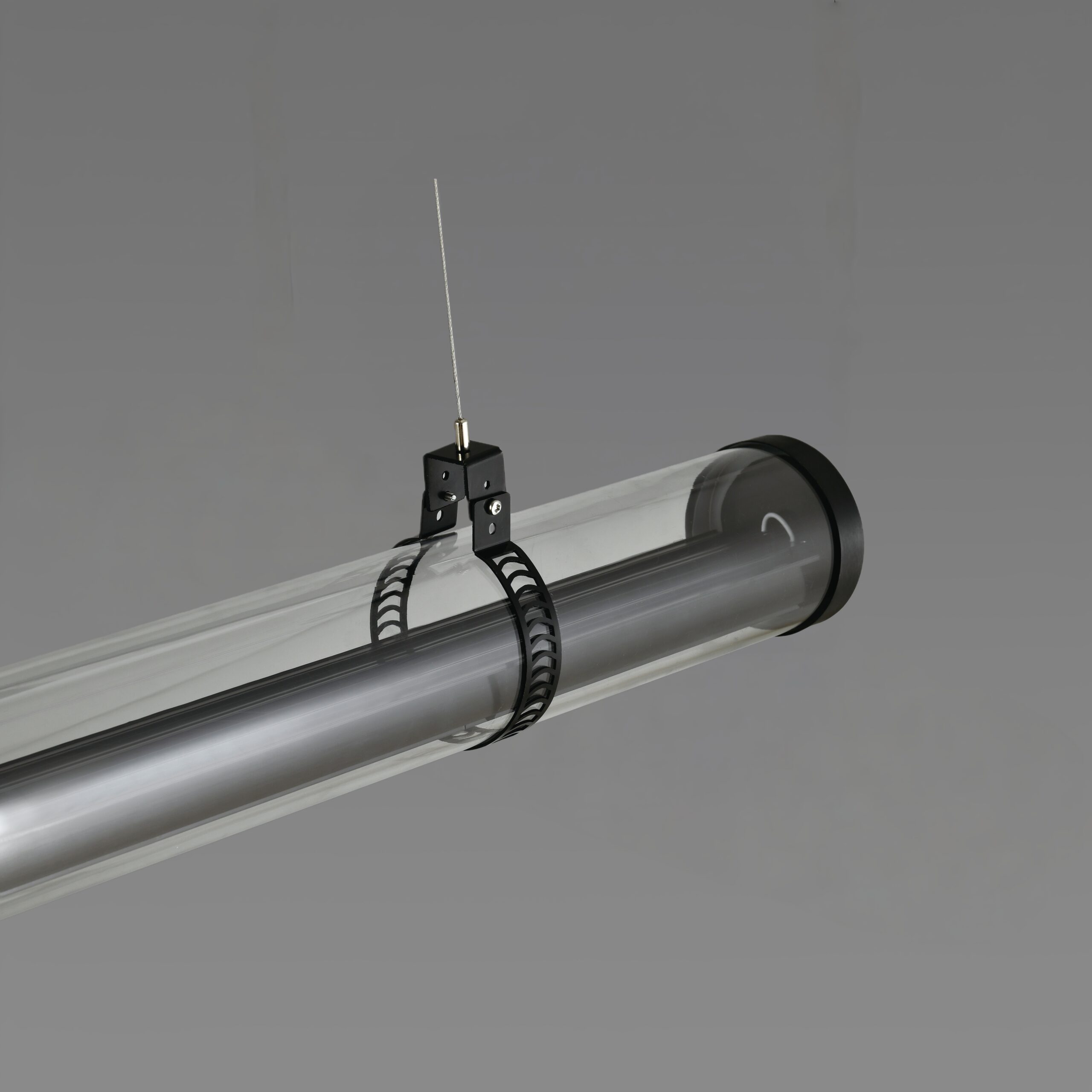 MANI Architectural tubular luminaire with linear directional emission and glare-controlled optic