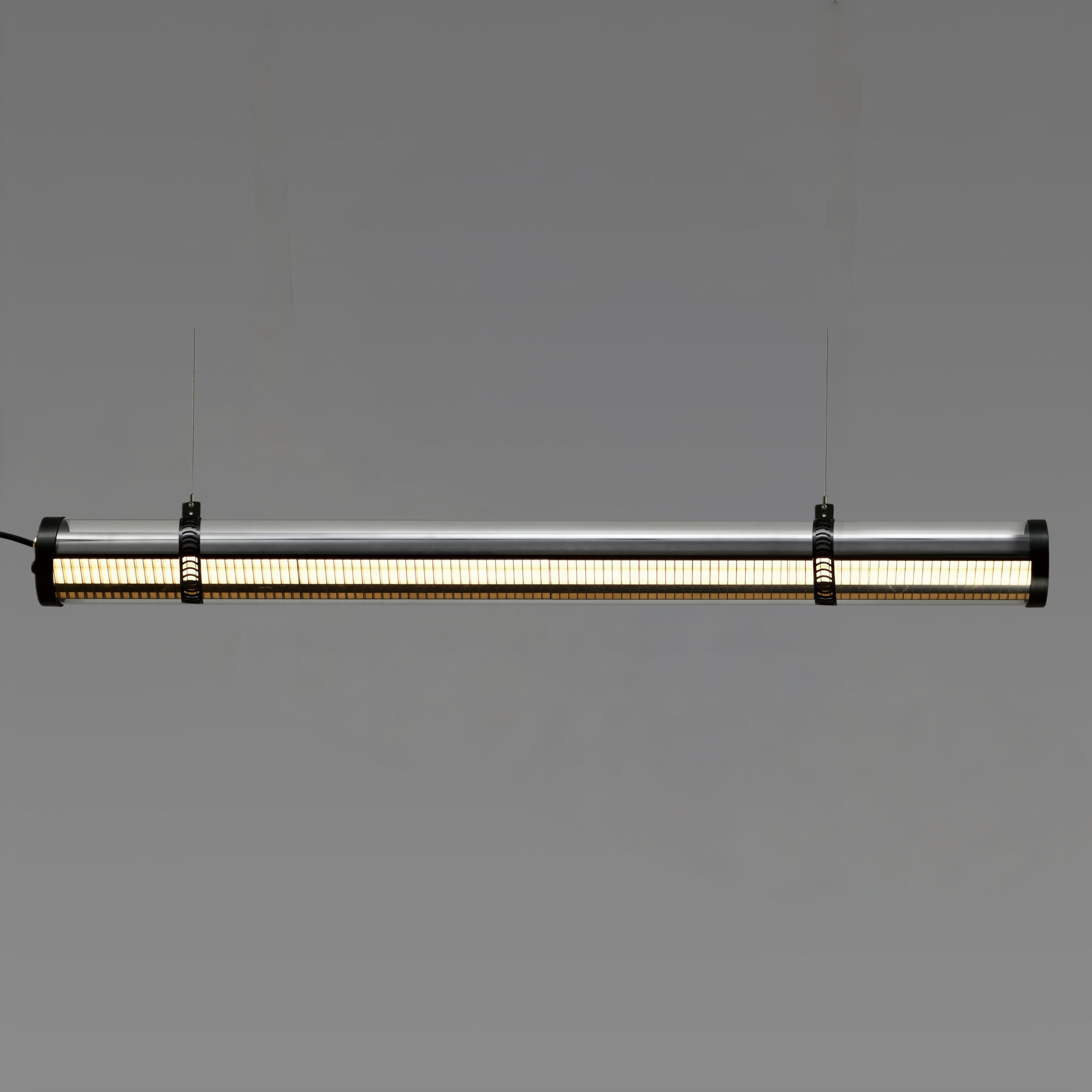 MANI Architectural tubular luminaire with linear directional emission and glare-controlled optic